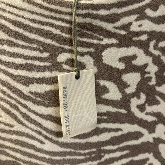 Barefoot dreams gray animal print shawl - Picture 6 of 7